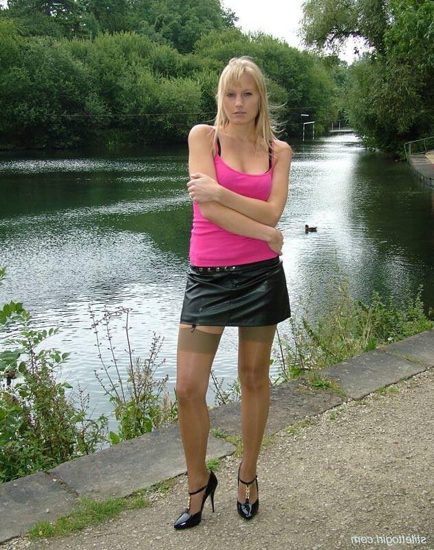 Alexis sexy Legs and Leather Skirt 