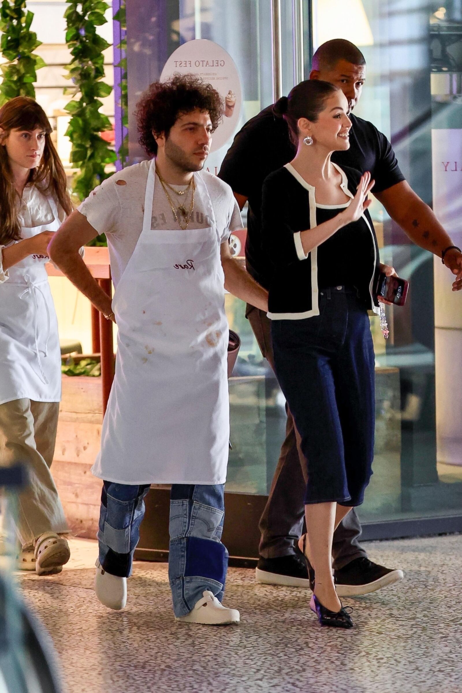 Selena Gomez y Benny Blanco partiendo de una clase de cocina