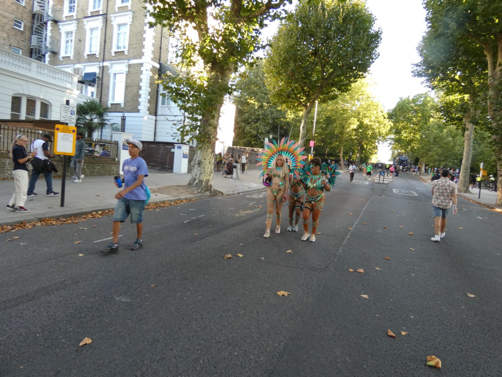 Freche Blondine im Karneval.