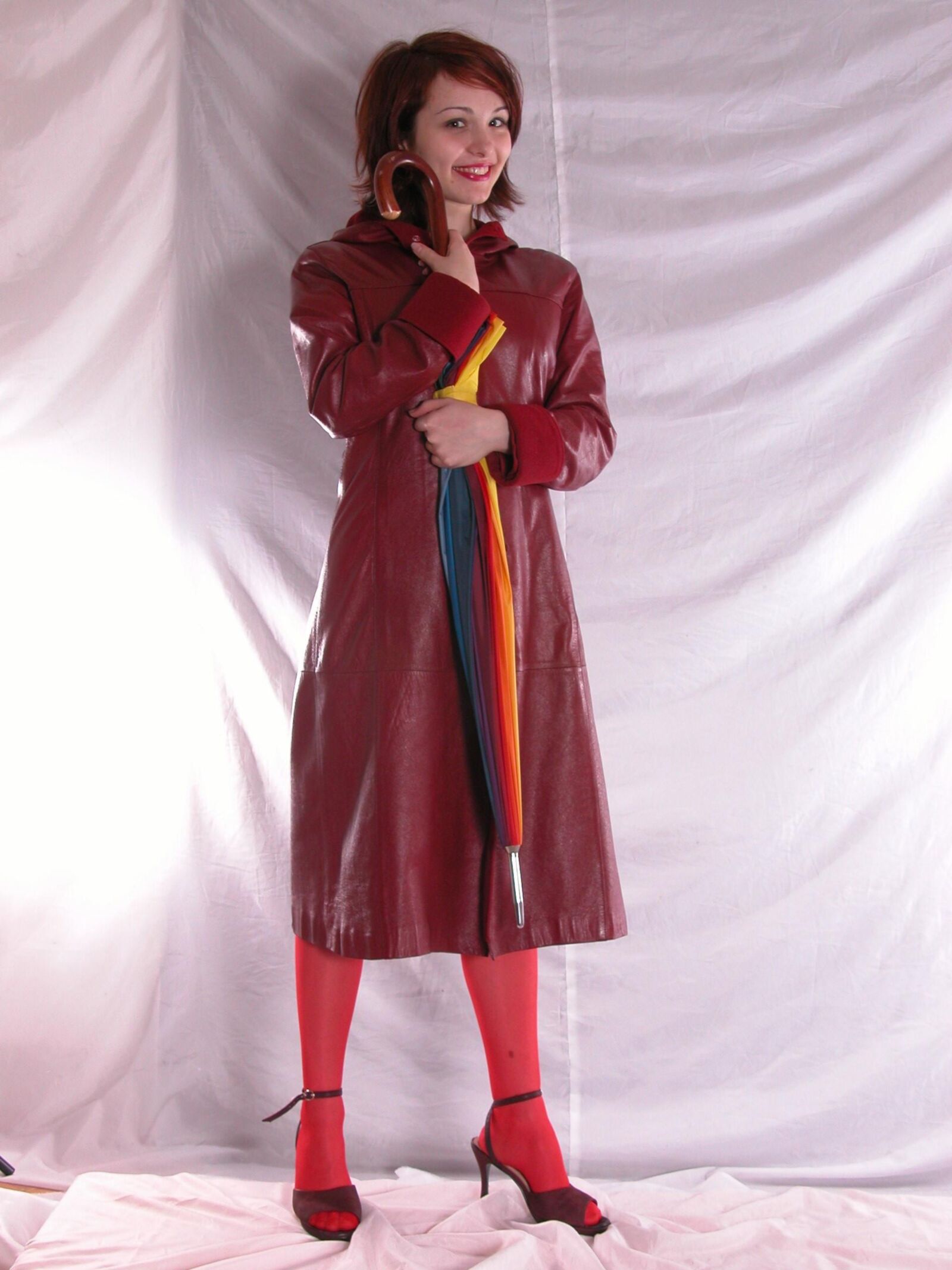 Jackie en manteau en cuir rouge