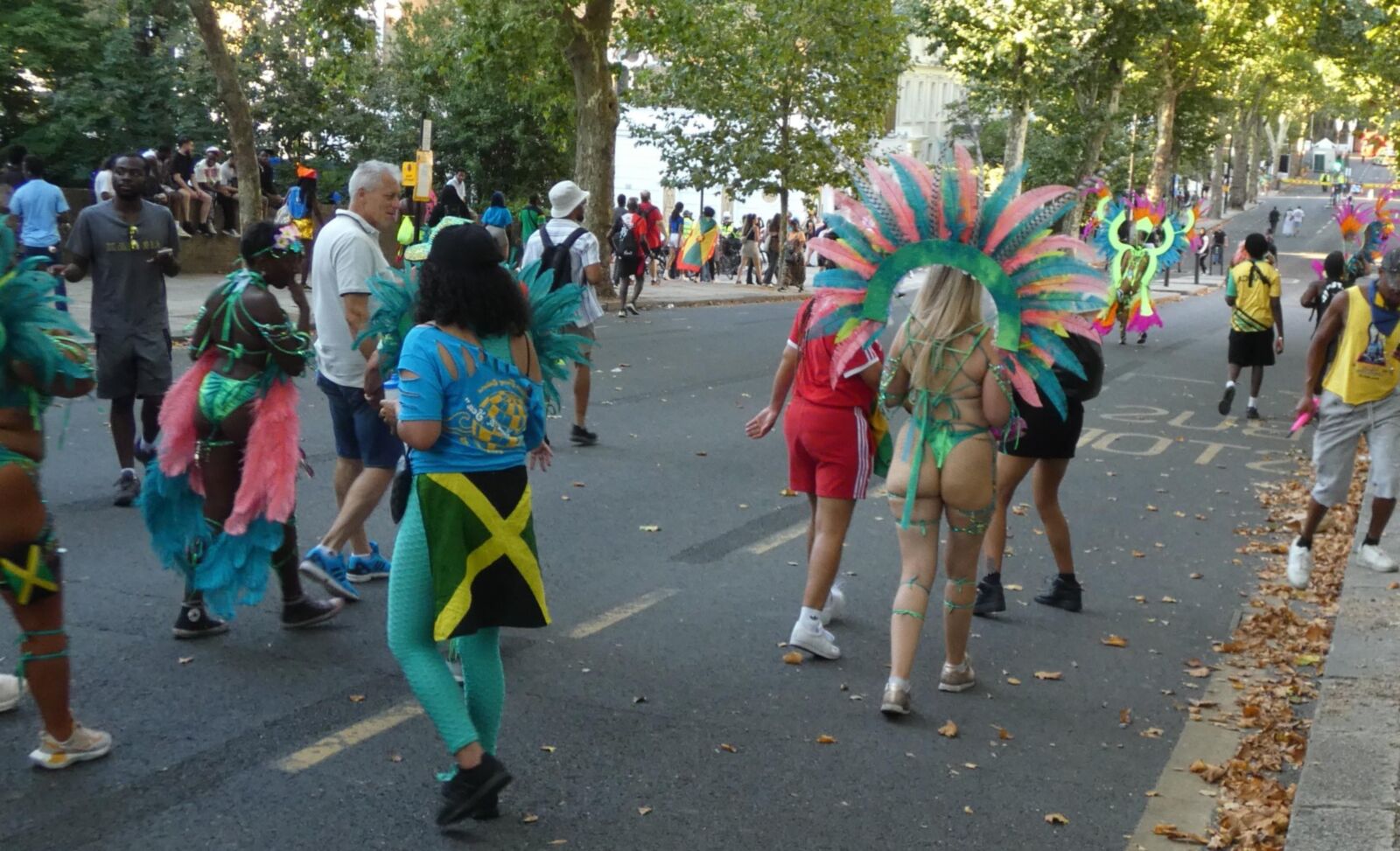 Freche Blondine im Karneval.