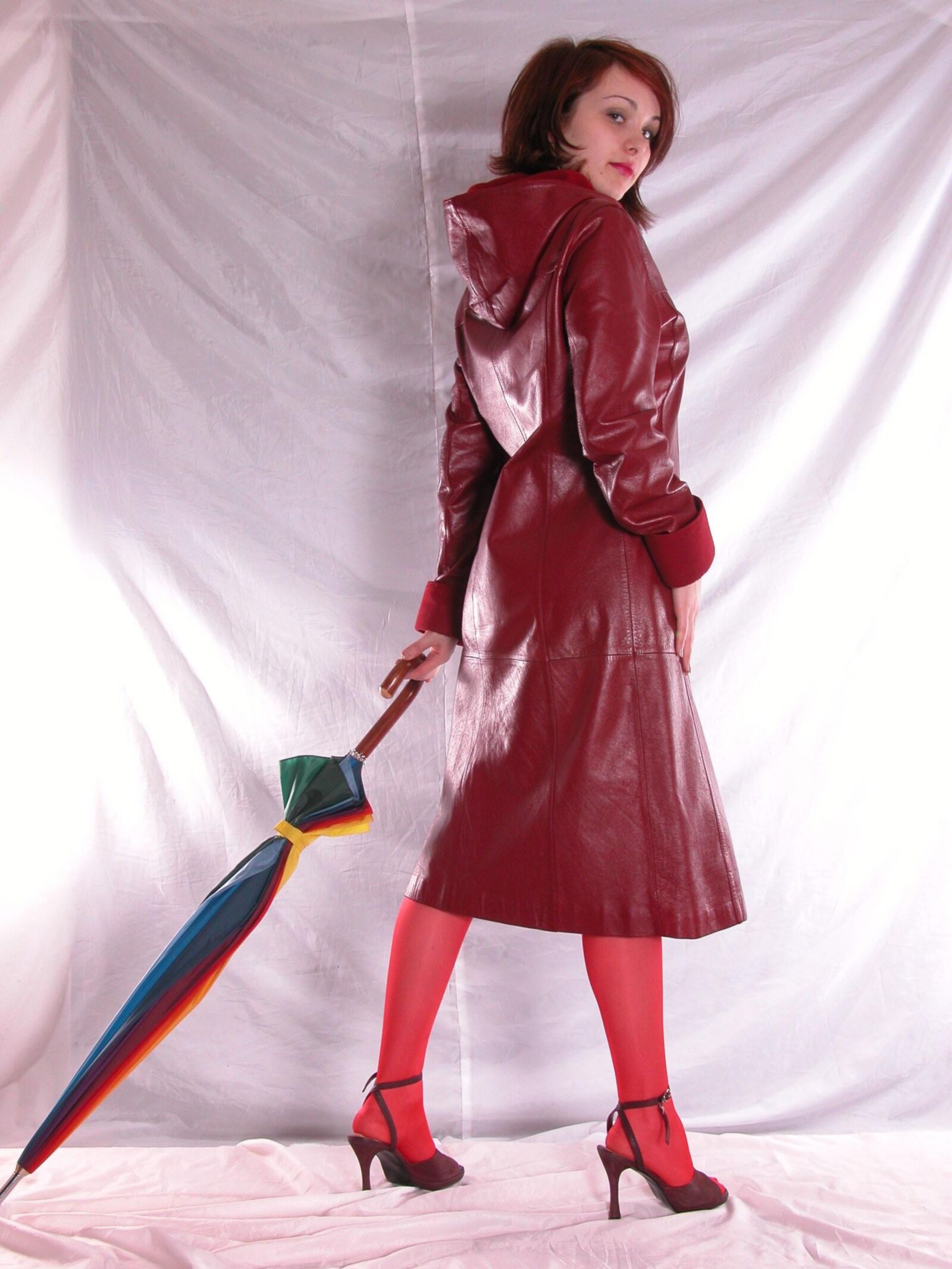 Jackie en manteau en cuir rouge