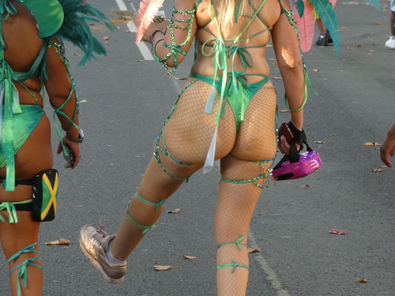 Freche Blondine im Karneval.