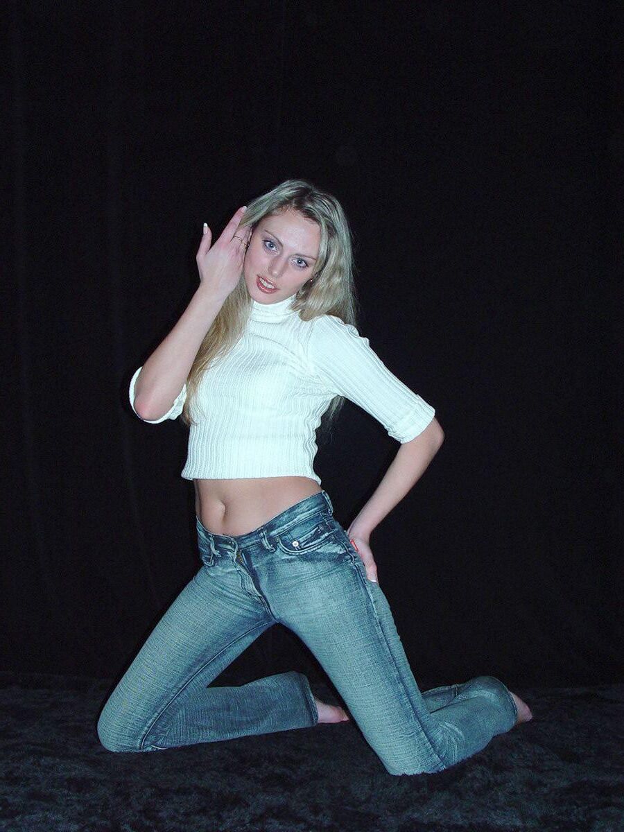 Blond in Jeans Pans