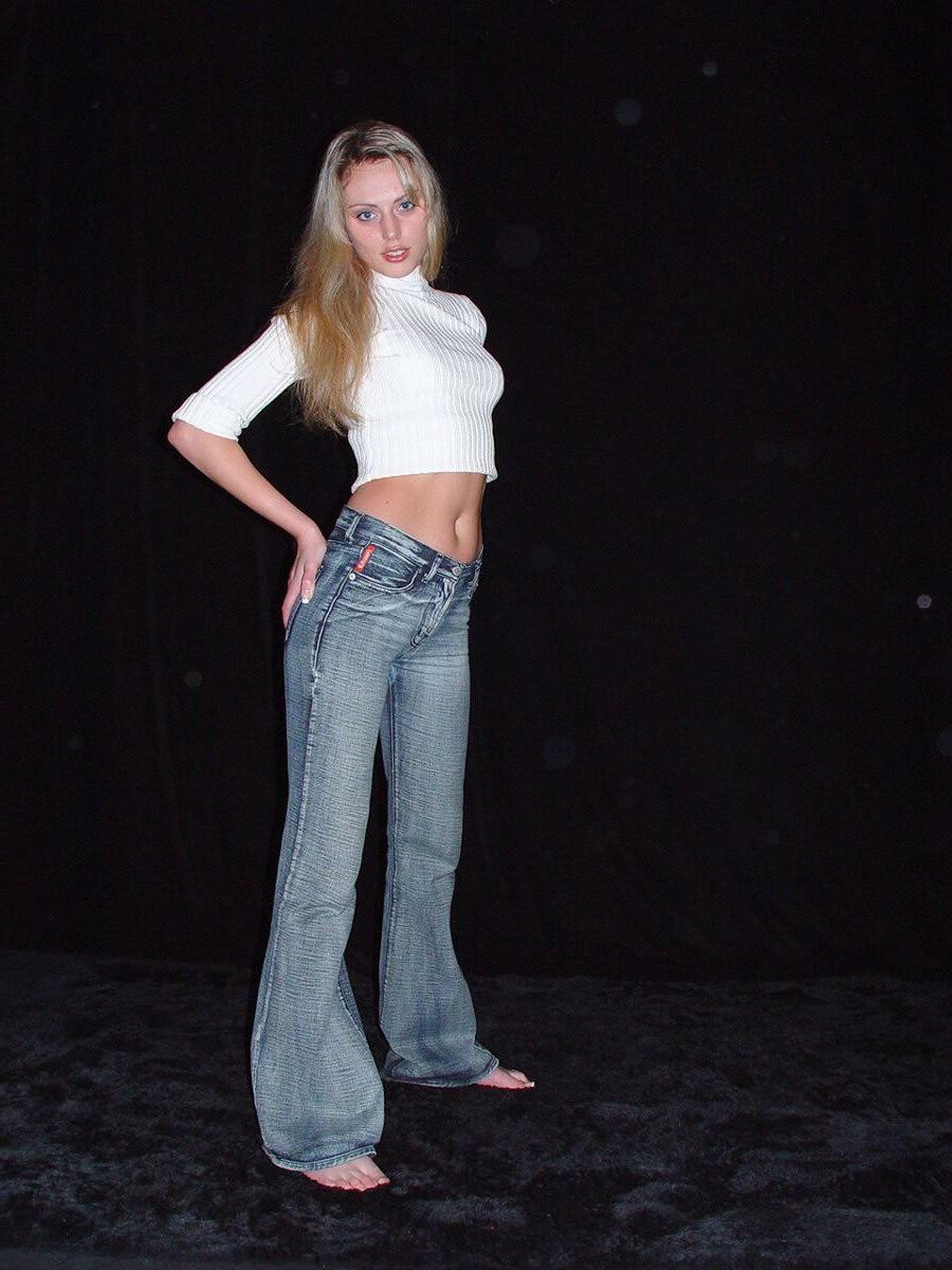 Blond in Jeans Pans
