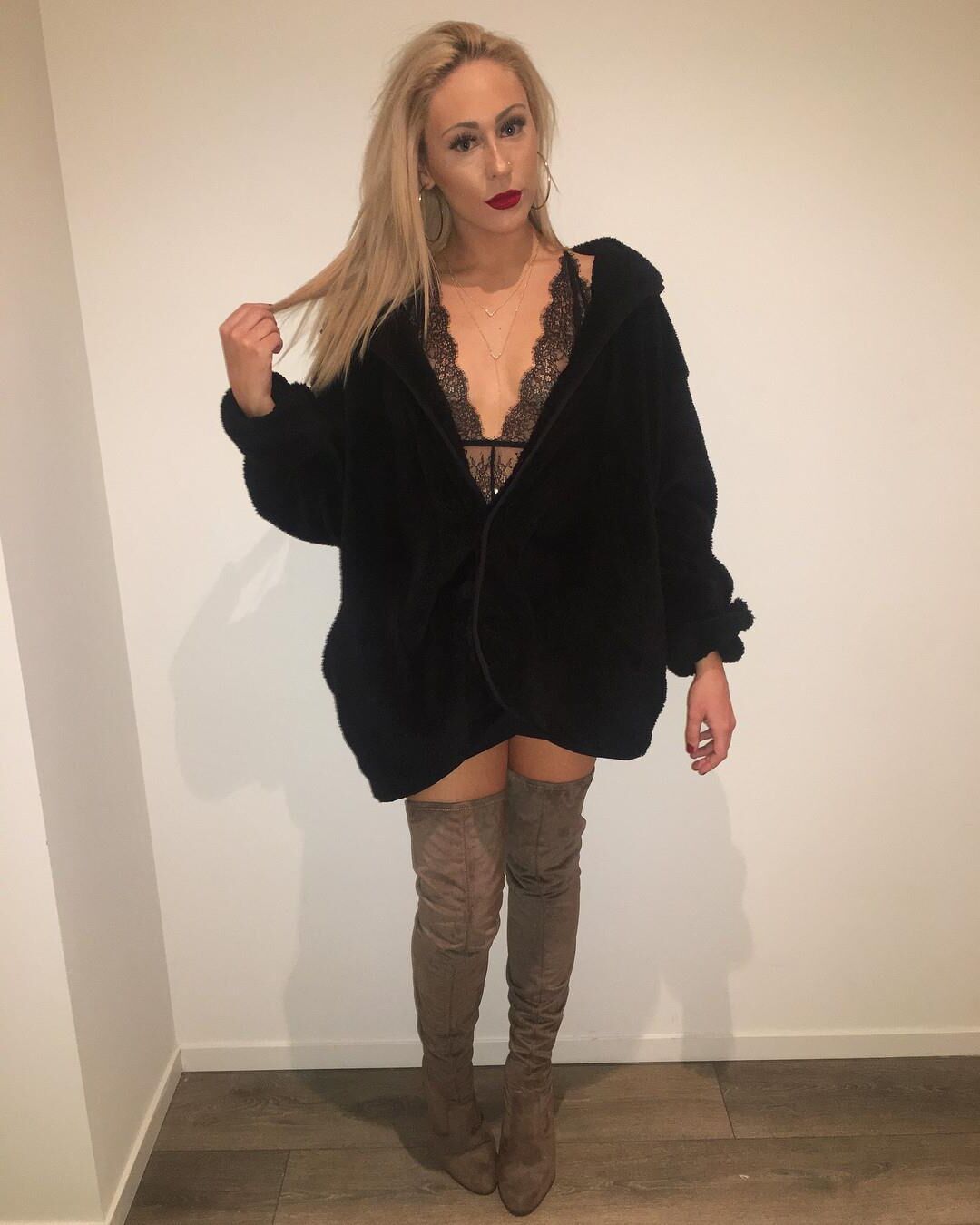 Alyssa The Blonde Bimbo