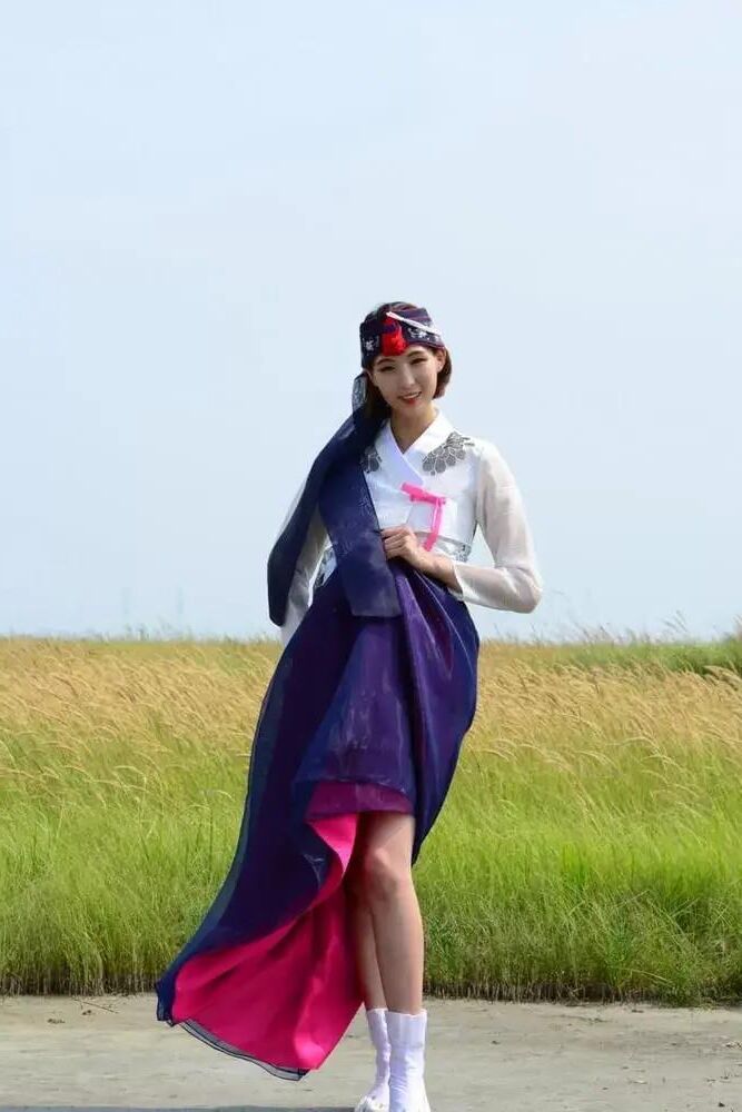 彼女のハンボックから美しい韓国人が脱いでいます