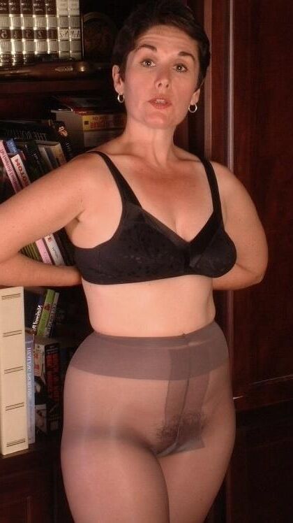 Mary Beth haarige Milf in Strumpfhose
