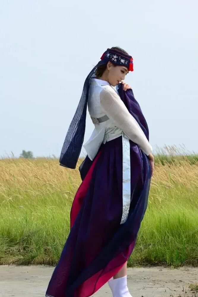 彼女のハンボックから美しい韓国人が脱いでいます