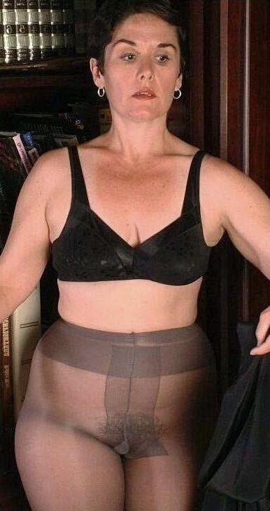 Mary Beth haarige Milf in Strumpfhose