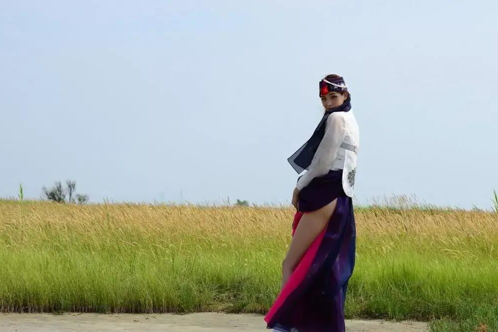 彼女のハンボックから美しい韓国人が脱いでいます