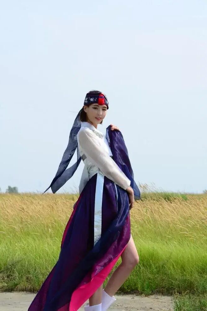 彼女のハンボックから美しい韓国人が脱いでいます