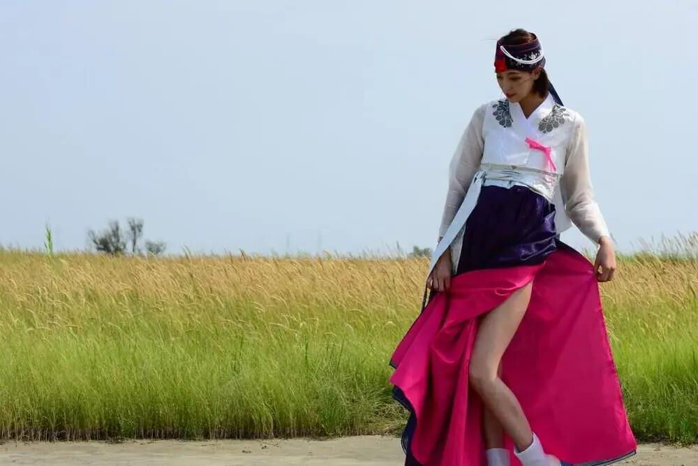 彼女のハンボックから美しい韓国人が脱いでいます