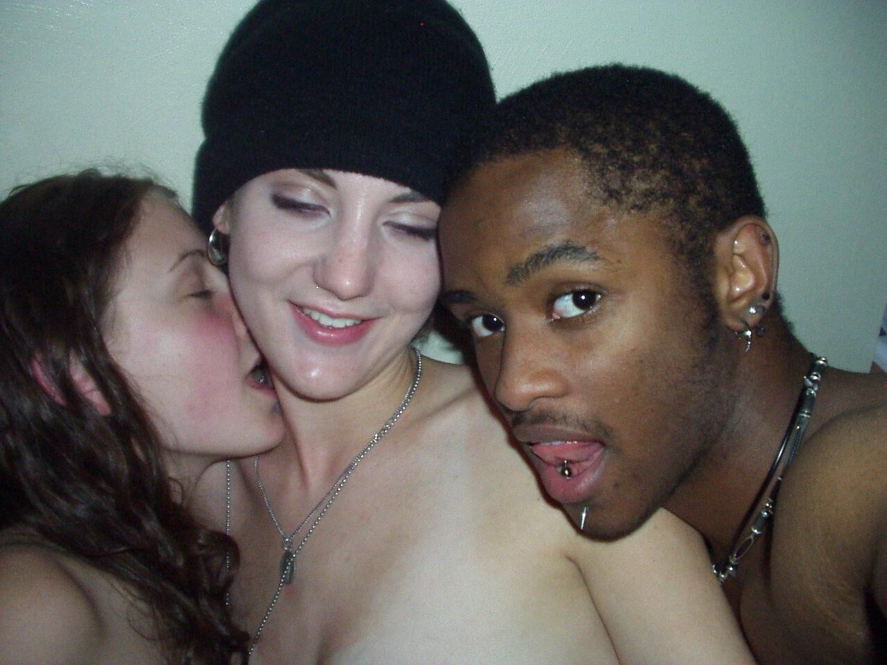 Erika y novio con una chica con sombrero de lana negro