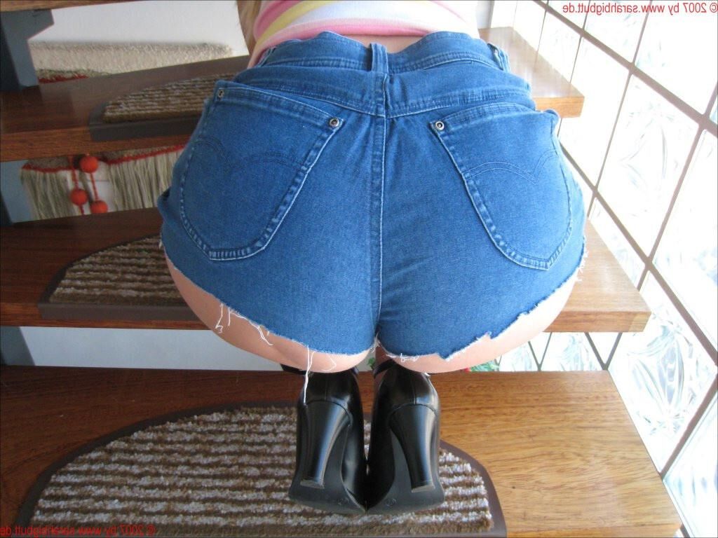 Sarah em shorts jeans