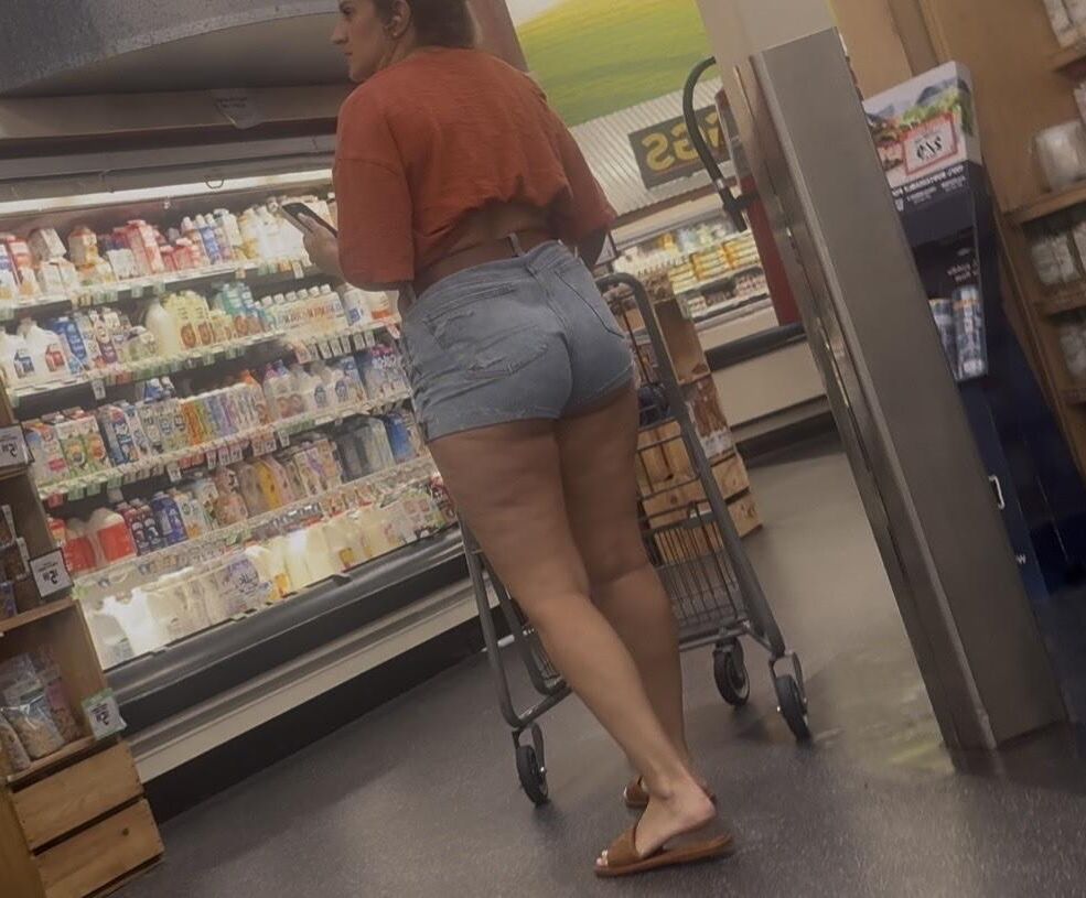 Sandid Big Ass Babe, bochechas espreitando shorts jeans