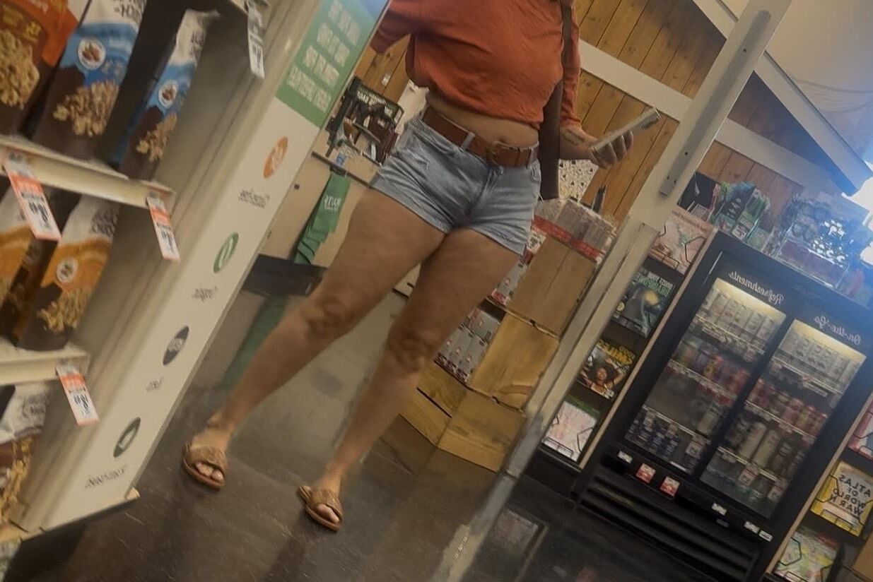 Sandid Big Ass Babe, bochechas espreitando shorts jeans