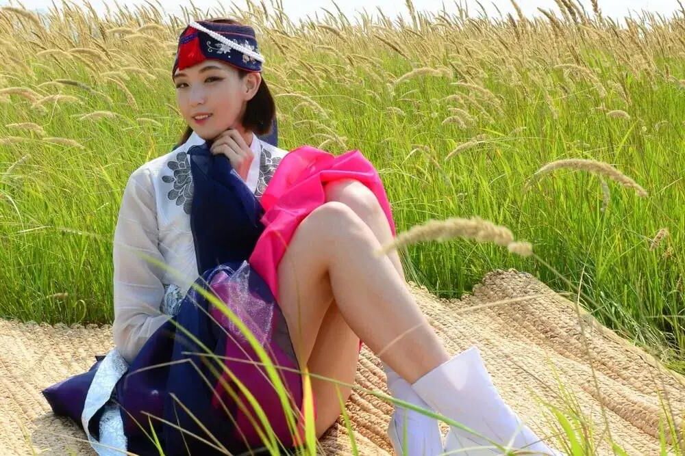 彼女のハンボックから美しい韓国人が脱いでいます