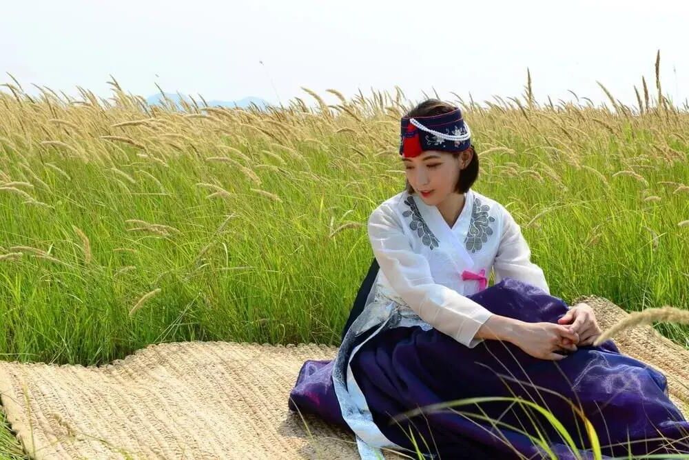 彼女のハンボックから美しい韓国人が脱いでいます
