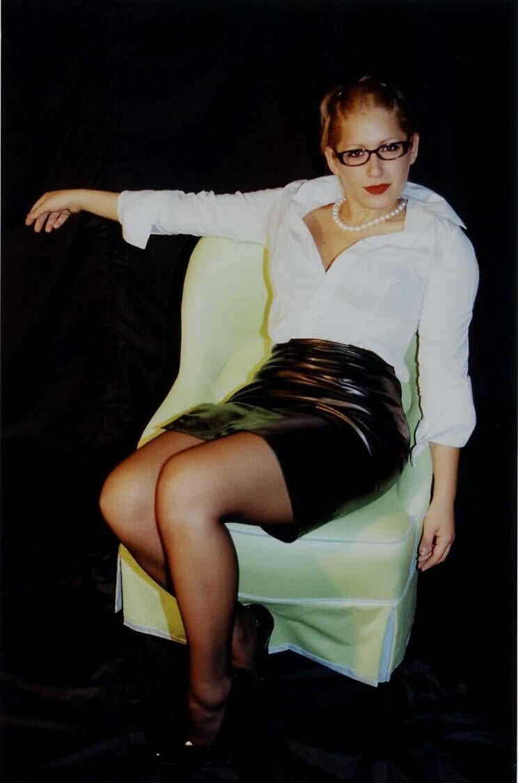 Sexy Mädchen in ihrem Lederrock