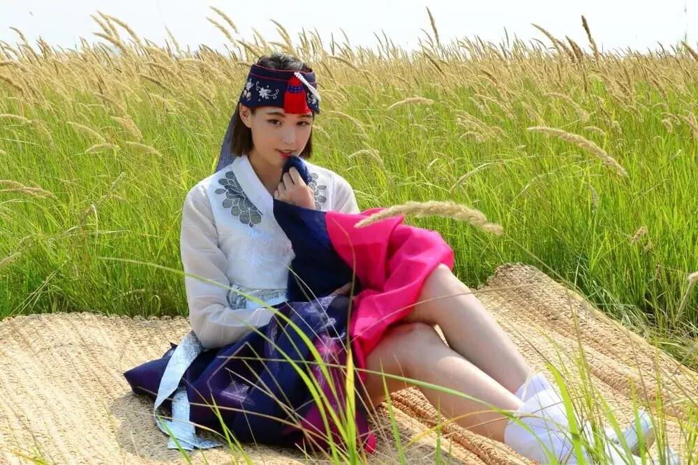 彼女のハンボックから美しい韓国人が脱いでいます