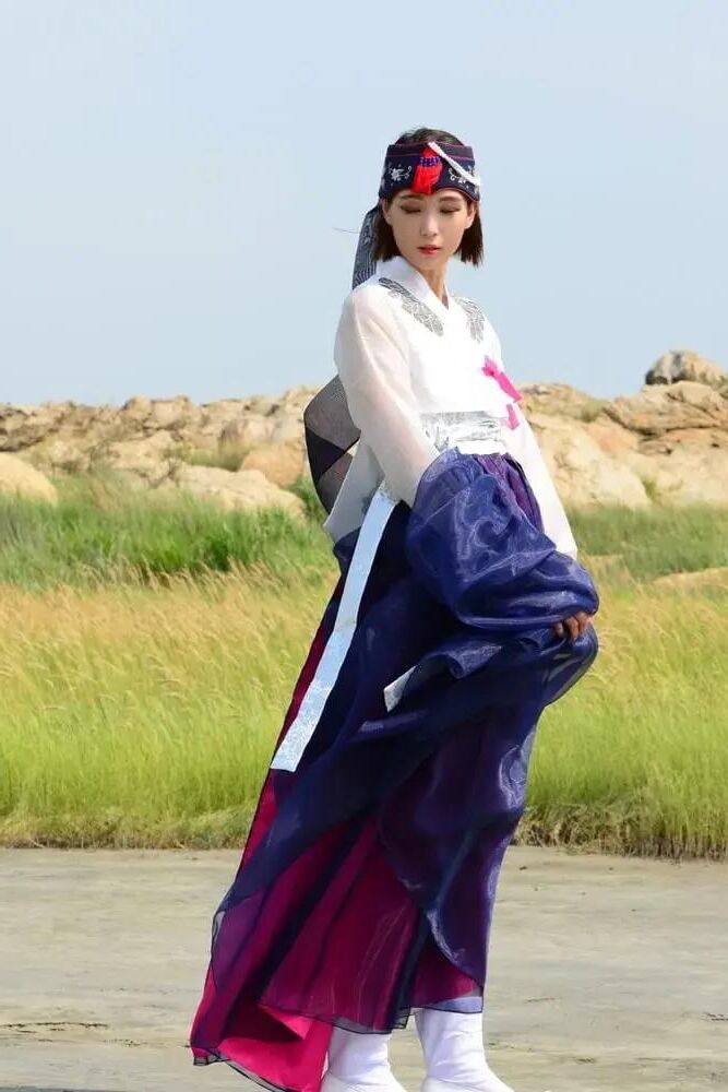 彼女のハンボックから美しい韓国人が脱いでいます