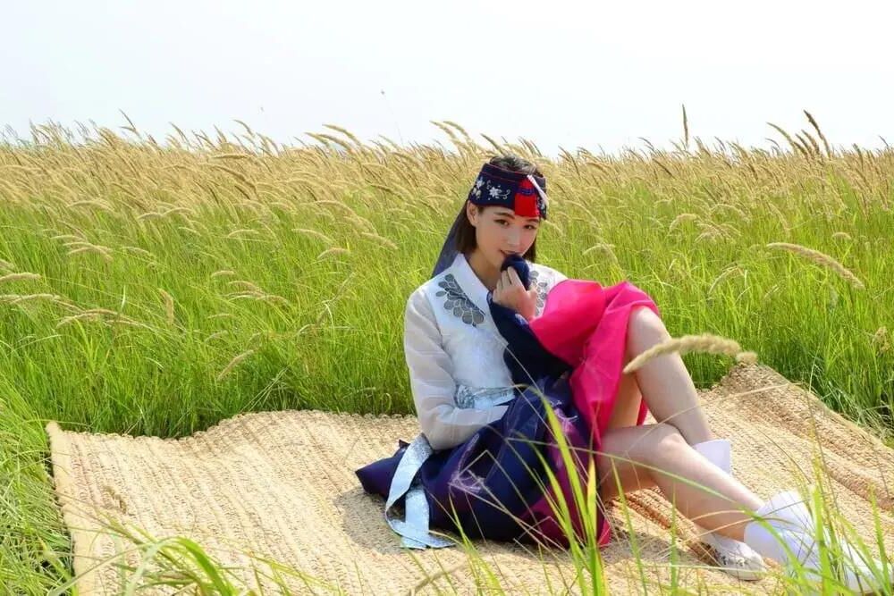 彼女のハンボックから美しい韓国人が脱いでいます