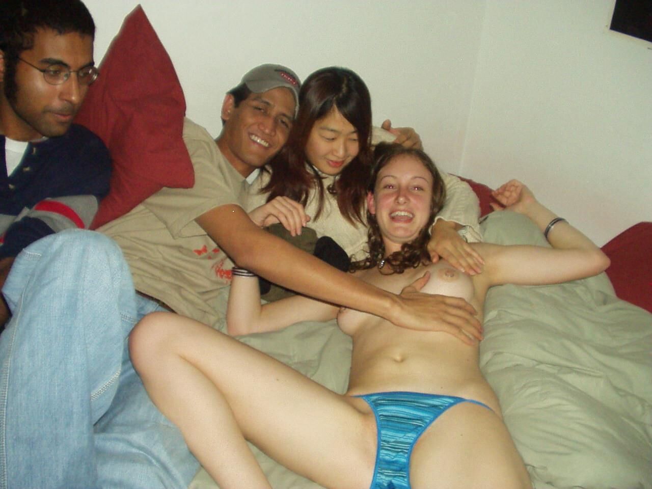 Erika y novio más niña oriental y dos hombres