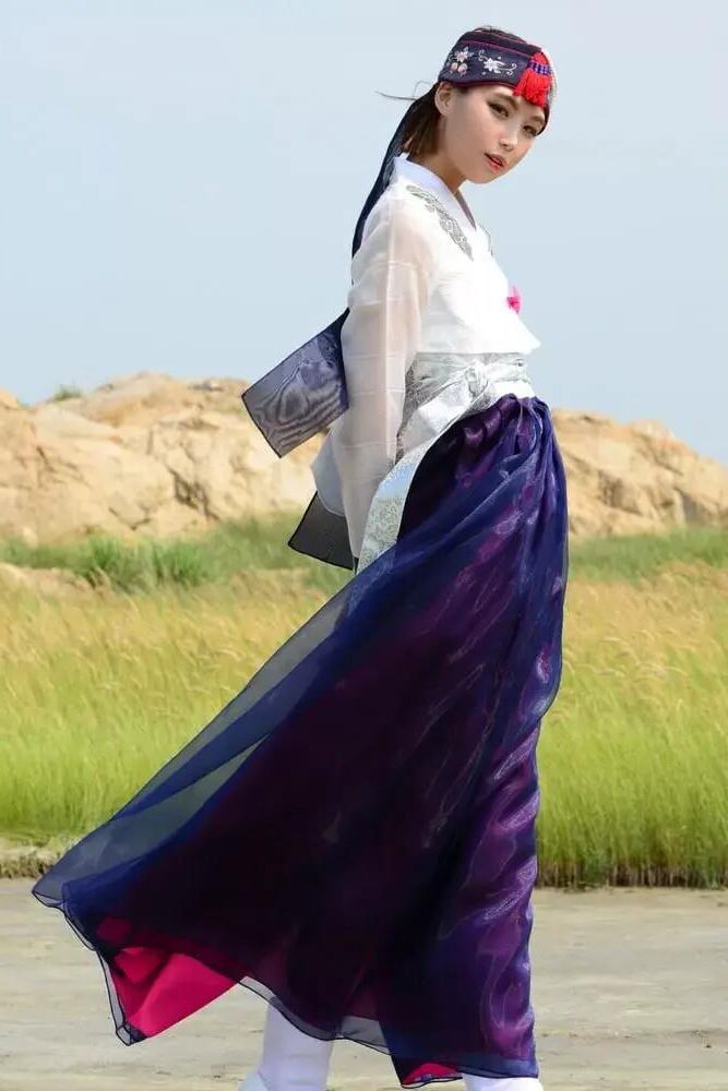 彼女のハンボックから美しい韓国人が脱いでいます