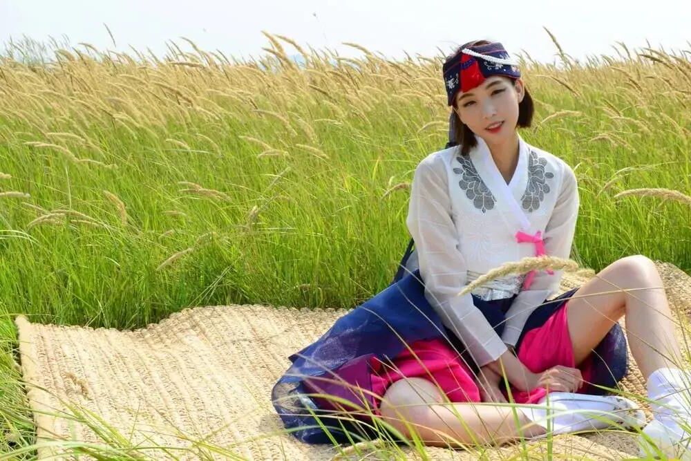 彼女のハンボックから美しい韓国人が脱いでいます