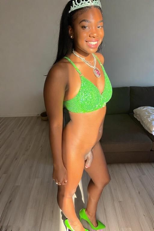 Afrikanische Girk in Green Bikini Trans