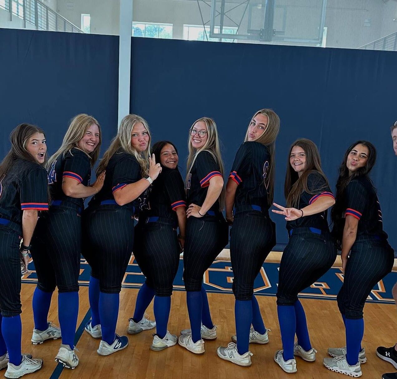 Phat booty softball pawgs para bbc