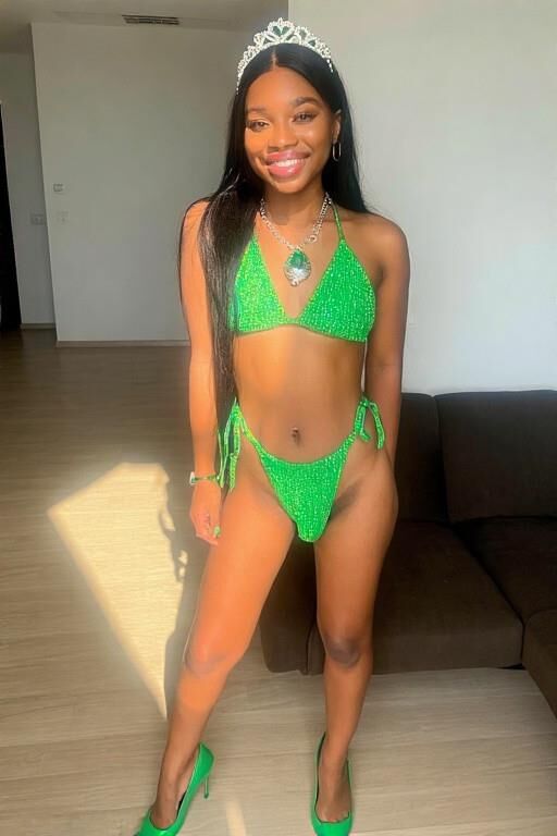 Afrikanische Girk in Green Bikini Trans