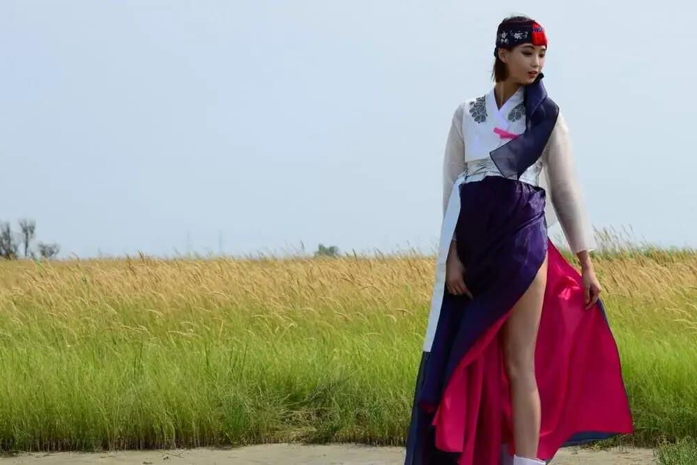 彼女のハンボックから美しい韓国人が脱いでいます
