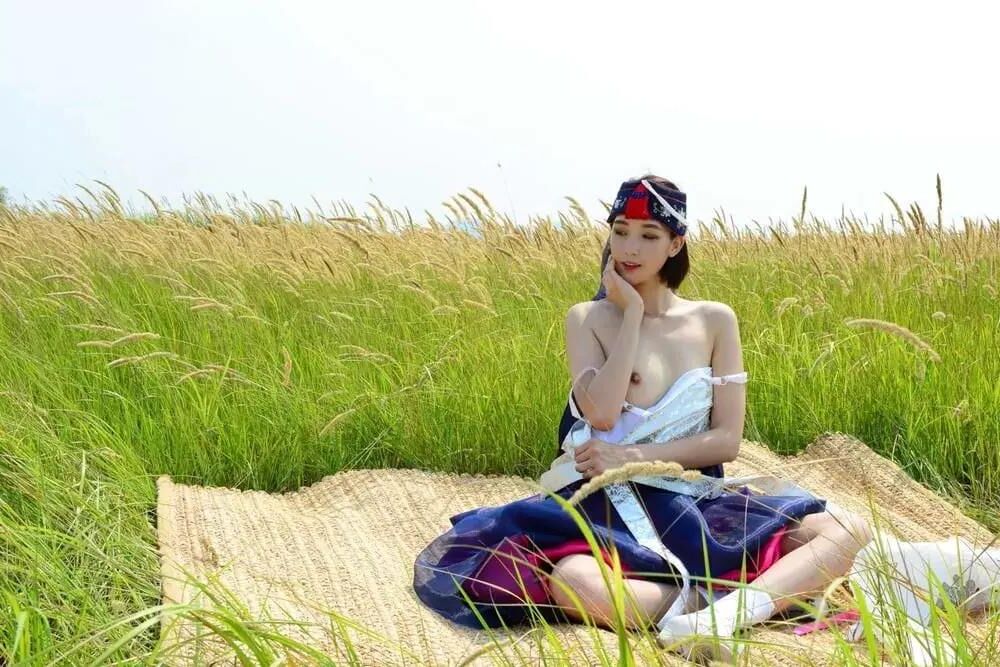 彼女のハンボックから美しい韓国人が脱いでいます