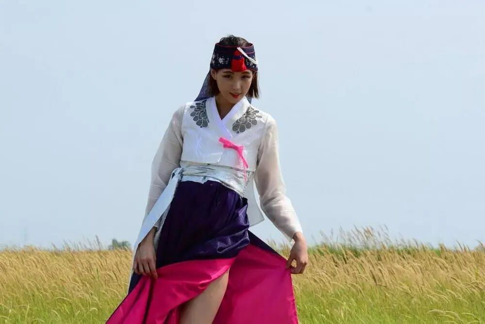 彼女のハンボックから美しい韓国人が脱いでいます