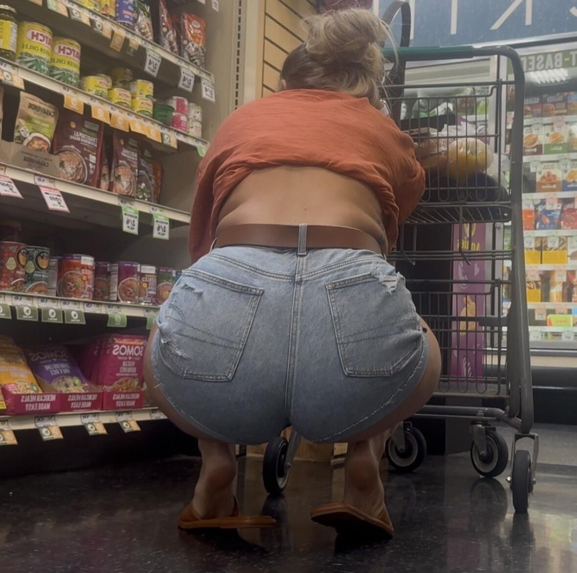 Sandid Big Ass Babe, bochechas espreitando shorts jeans