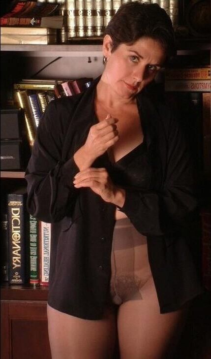 Mary Beth haarige Milf in Strumpfhose
