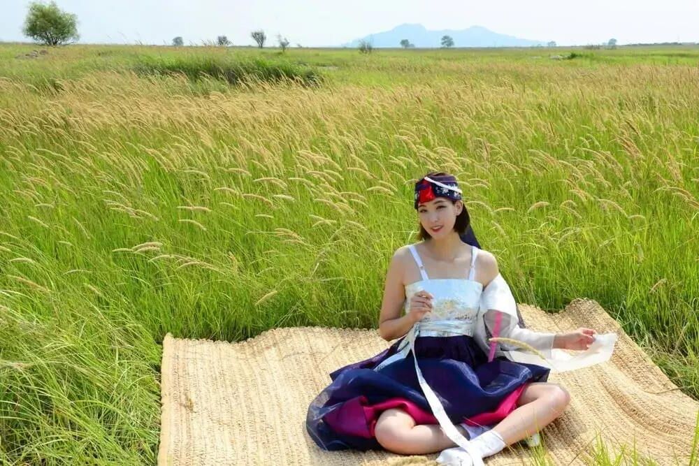 彼女のハンボックから美しい韓国人が脱いでいます