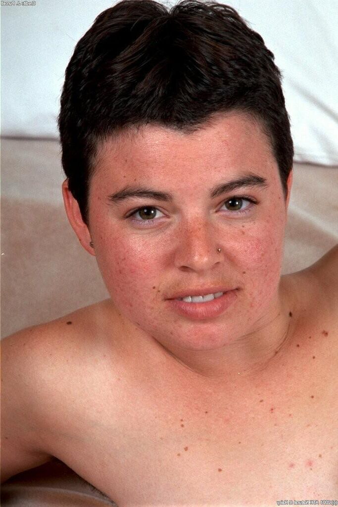 Süße haarige Schönheit Eleanor