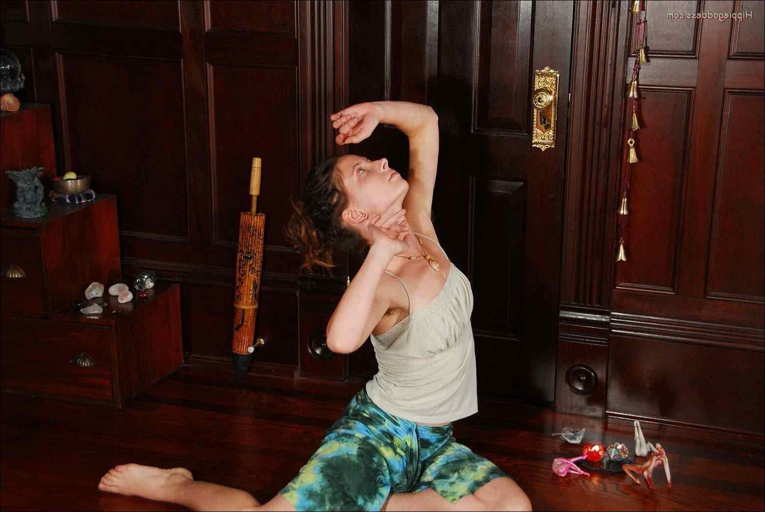 Hippiegoddess Serquetspielzeug auf dem Boden
