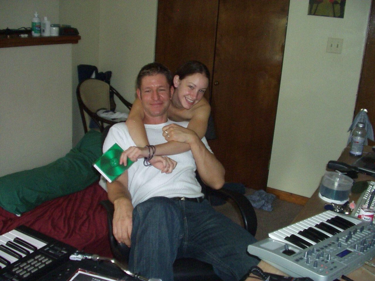 Erika y novio más el hombre indio