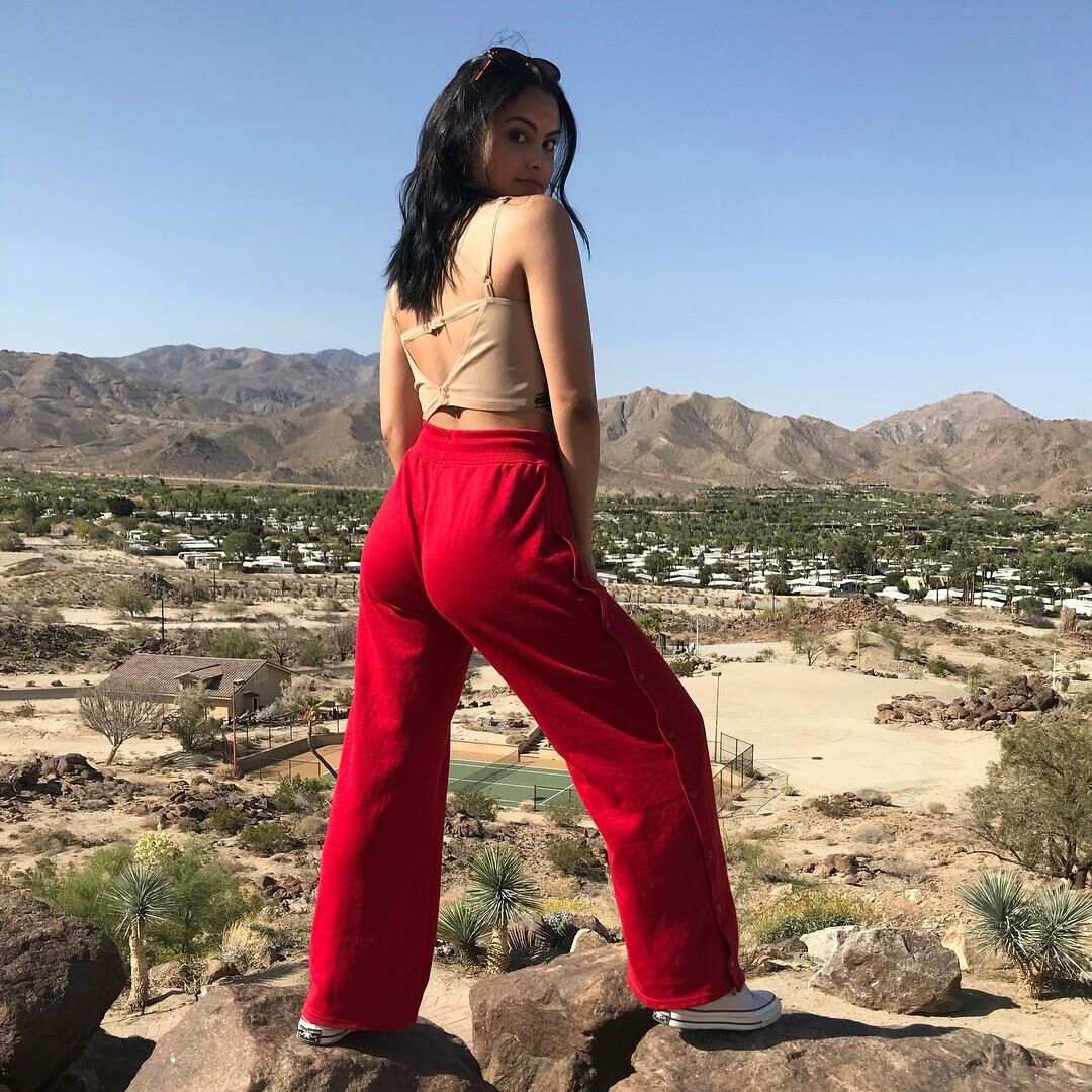 Camila Mendes Ass situações casuais