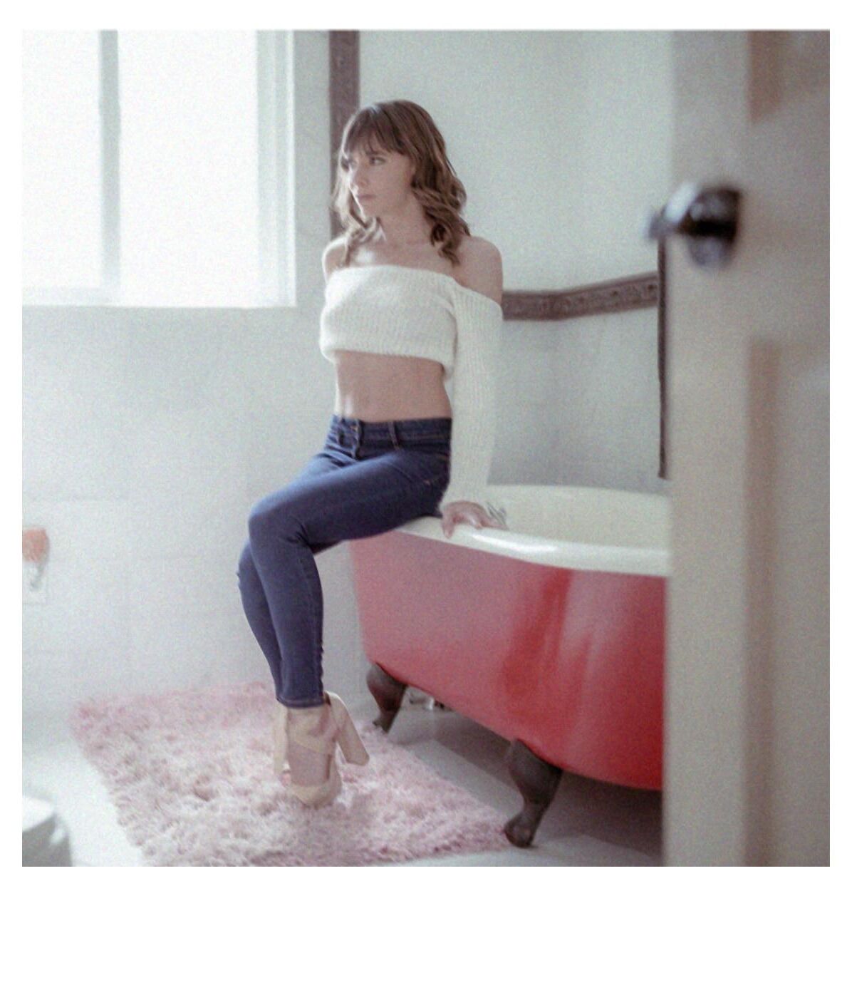 Polaroides tomando fotos de su hotwife