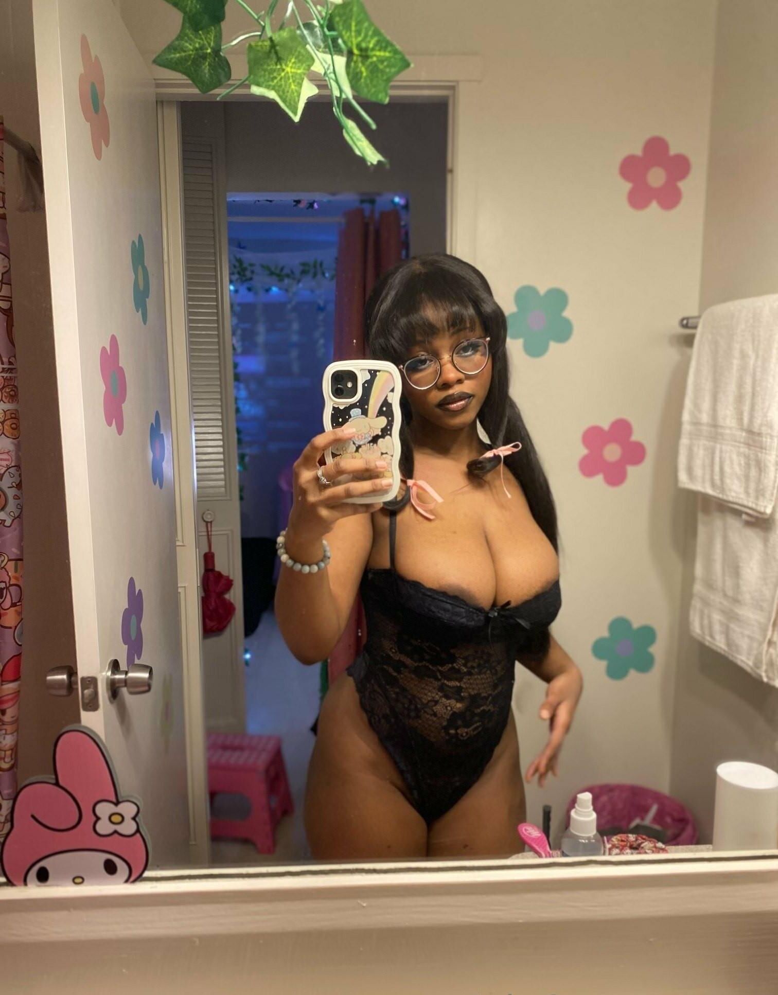 Ebony Cosplayer с большими шоколадными закусками