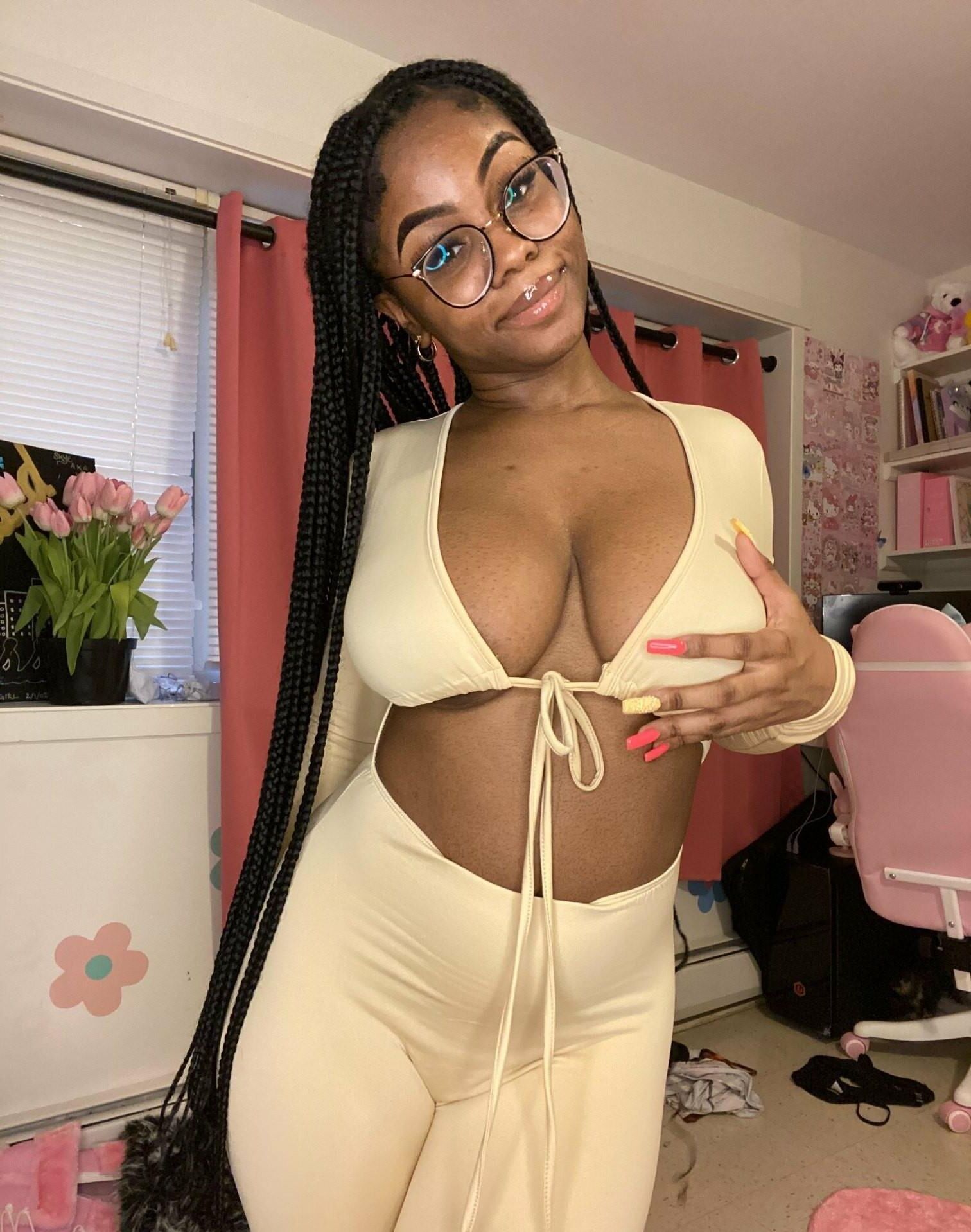 Ebony Cosplayer с большими шоколадными закусками