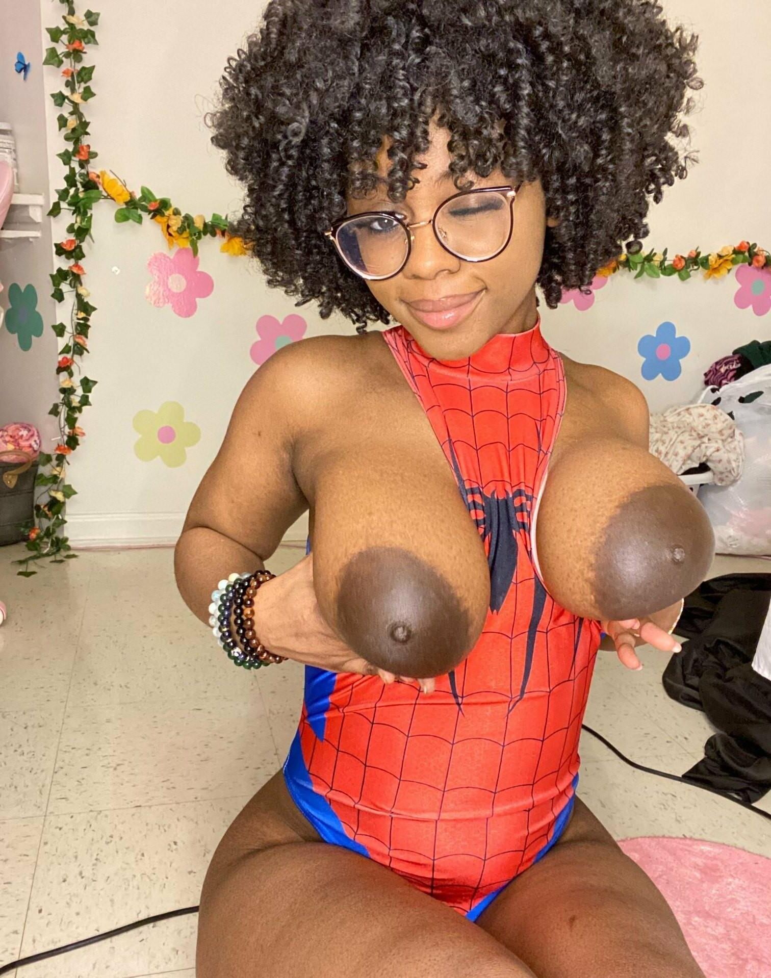 Ebony Cosplayer с большими шоколадными закусками