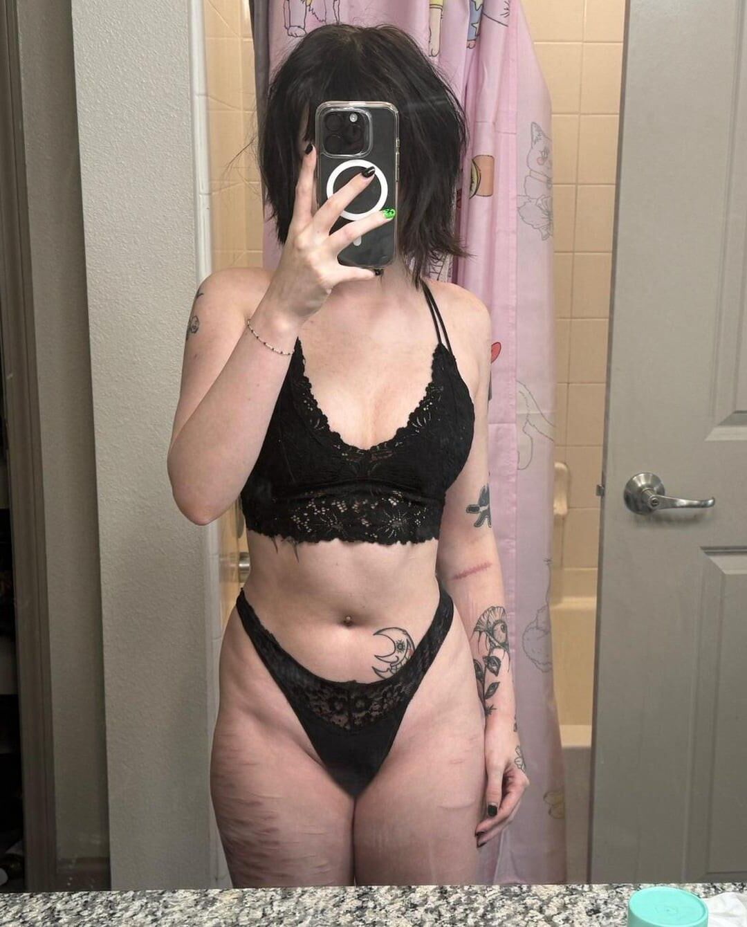 Petite Goth con marcas