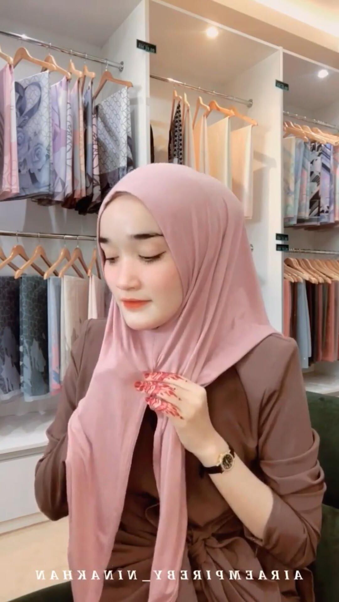 Hijab malaio fofo usando vagabunda