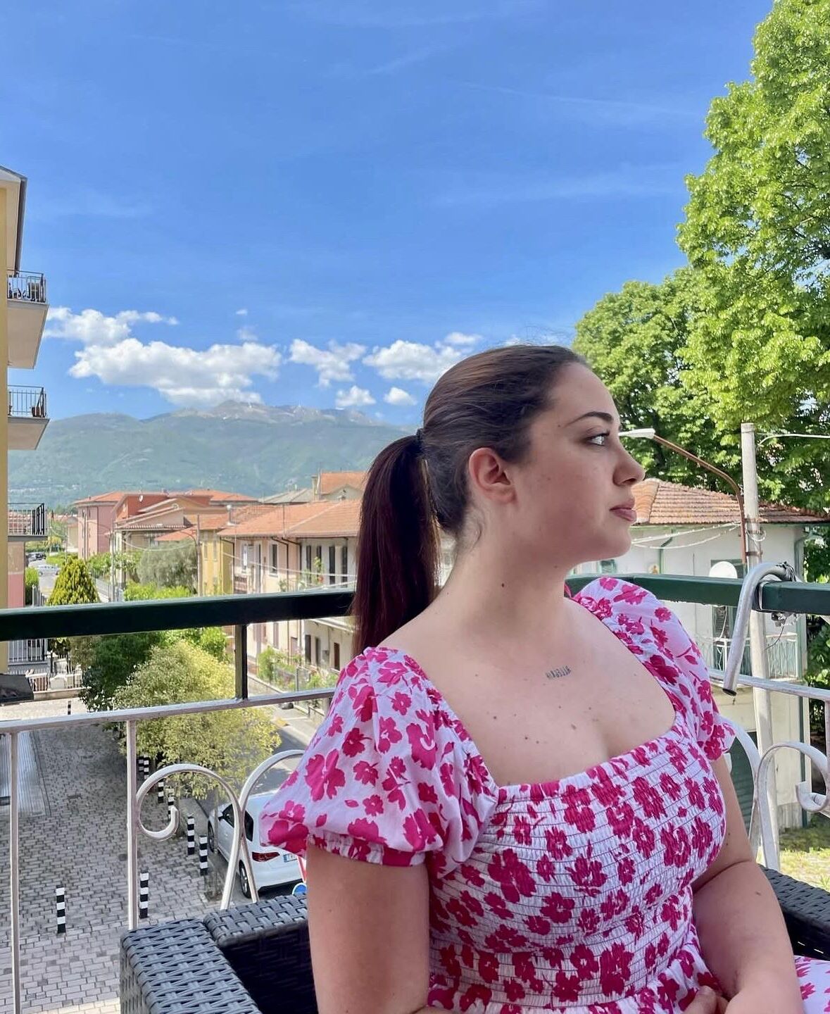 Elisabetta muy sexy chica bbw italiana con cabello rizado y big bu